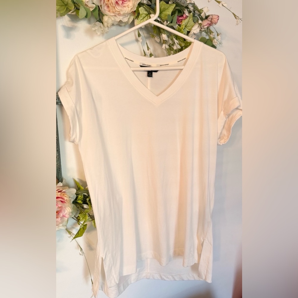 Banana Republic Cream V-Neck Short Sleeve Tee
